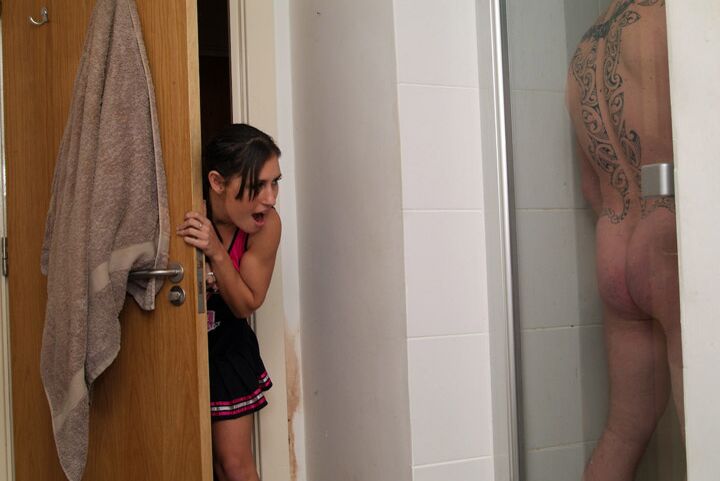 16P Adolescente morena recibe semen en la cara después de masturbar a su prima con la ropa puesta