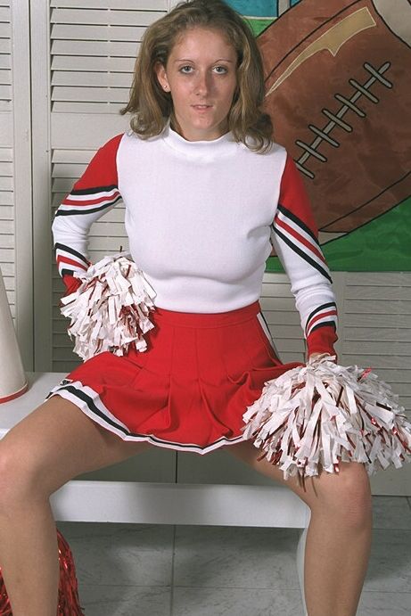 16P La pom-pom girl amateur Gabi s'exhibe dans son magnifique uniforme.