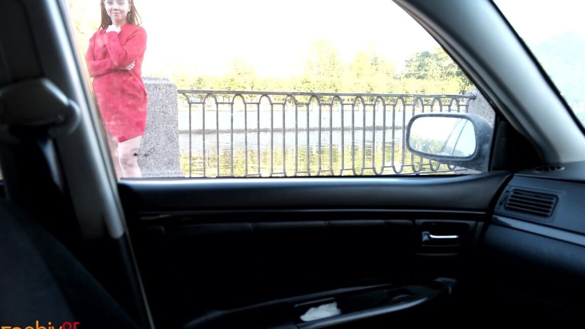 15P Kelly Rouss, une adolescente ringard, rentre chez elle avec un inconnu pour du sexe hardcore