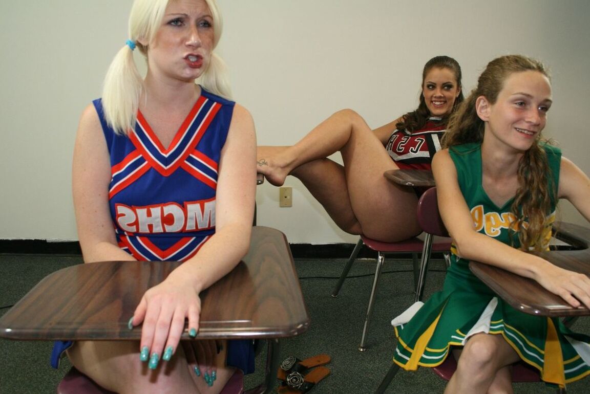 12P As líderes de torcida malcriadas Barbi Katie e Hailey adoram um pouco de competição quando elas
