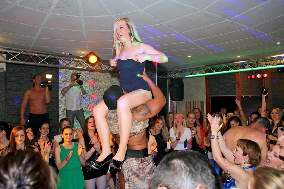 Garotas que vão ao clube 15P se preparam com álcool antes de transar com strippers masculinos