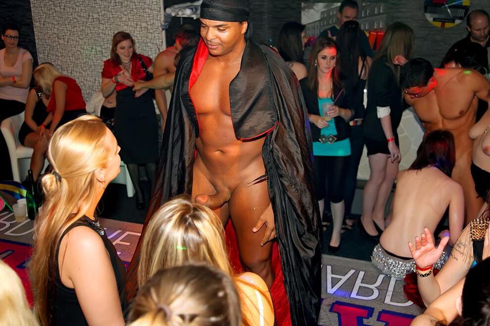 Garotas que vão ao clube 15P se preparam com álcool antes de transar com strippers masculinos