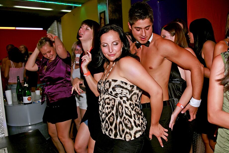 16P Garotas amadoras sacanagens enlouquecendo e com tesão na festa bêbada
