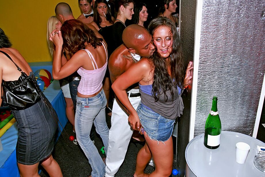 16P Garotas amadoras sacanagens enlouquecendo e com tesão na festa bêbada