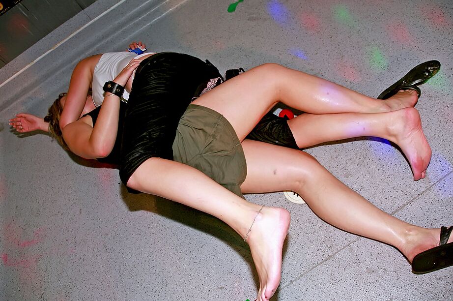 16P Garotas amadoras sacanagens enlouquecendo e com tesão na festa bêbada