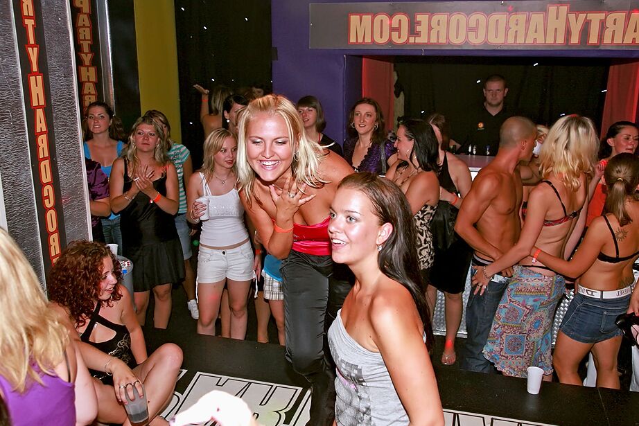 16P Garotas amadoras sacanagens enlouquecendo e com tesão na festa bêbada