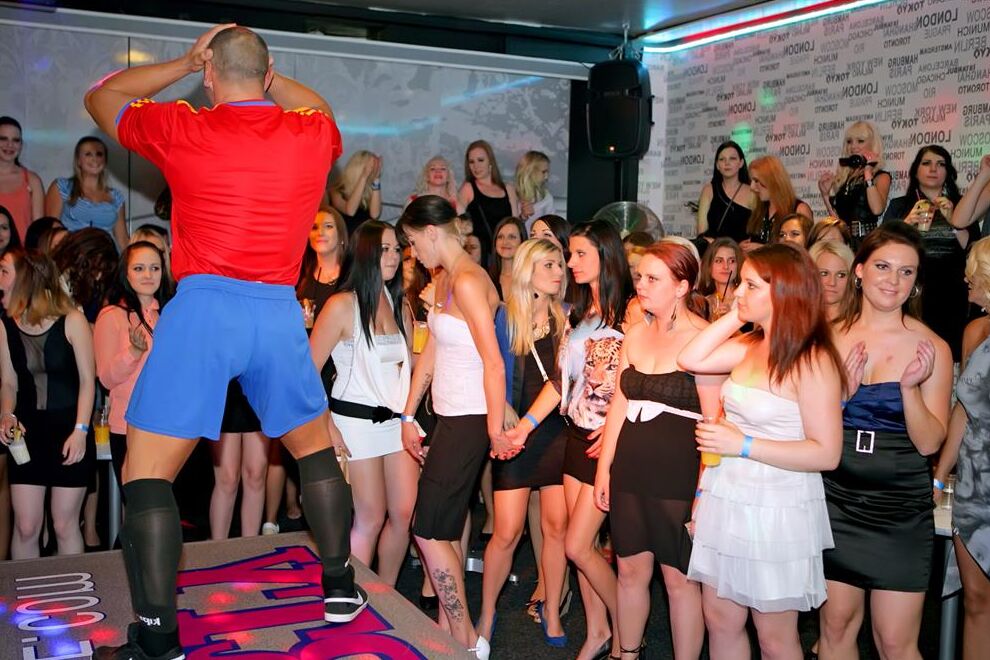 14P Las fiesteras compiten entre sí para tener la oportunidad de chuparle la polla a un stripper