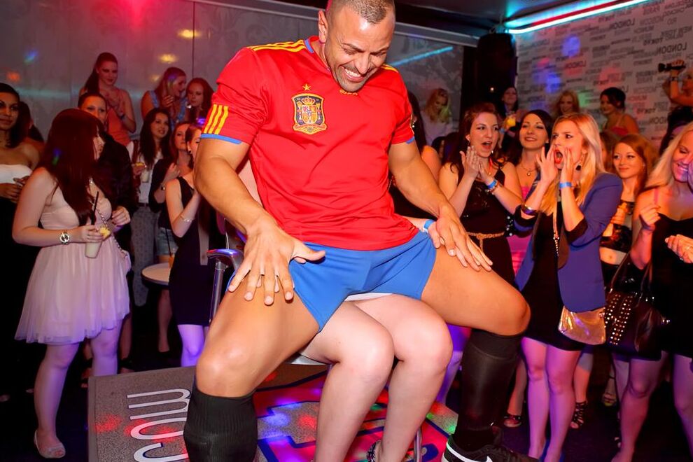 14P Las fiesteras compiten entre sí para tener la oportunidad de chuparle la polla a un stripper