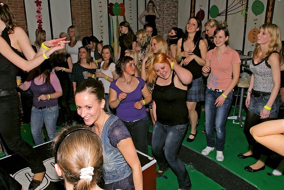 13P Garotas intoxicadas chupam e fodem strippers masculinos dentro de uma boate