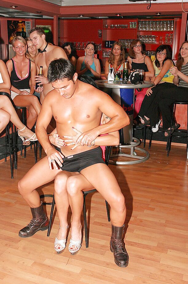 16P Amadores gostosos mostram suas habilidades de boquete na festa com strippers masculinos