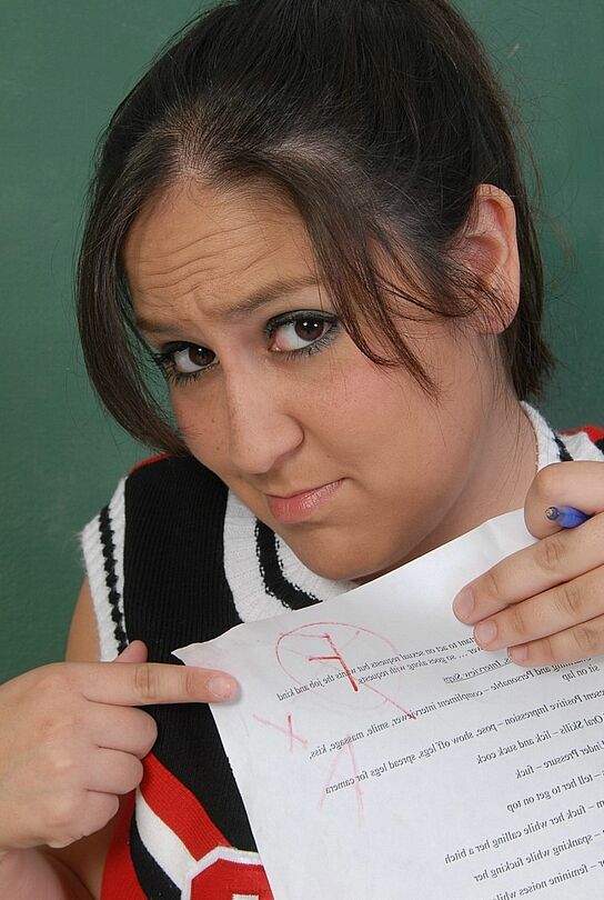 14P Animadora gordita expone sus tetas después de una acción de bragas bajo la falda