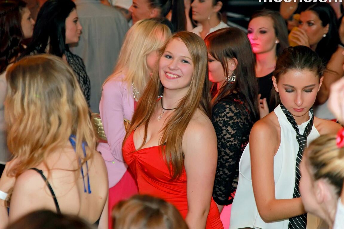 15P Las fiesteras europeas se vuelven locas con los strippers masculinos guapos