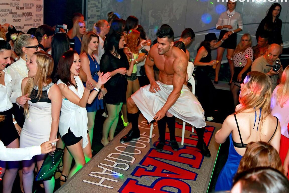 15P Las fiesteras europeas se vuelven locas con los strippers masculinos guapos