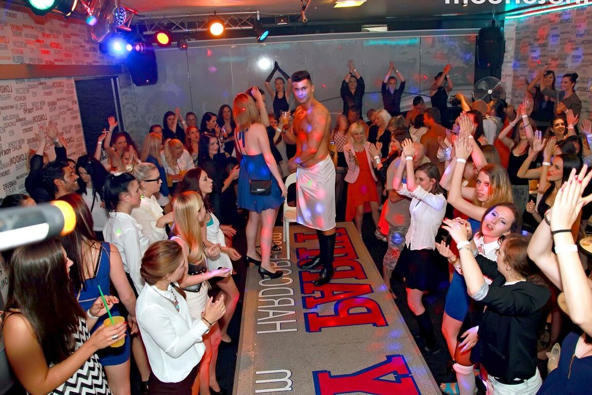 15P Las fiesteras europeas se vuelven locas con los strippers masculinos guapos