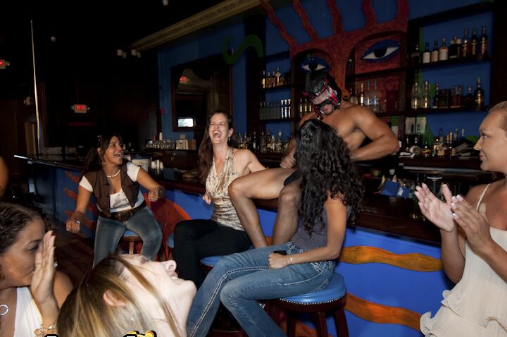 16P Chicas vestidas con jeans sexys aman besar y hacer mamadas en una fiesta