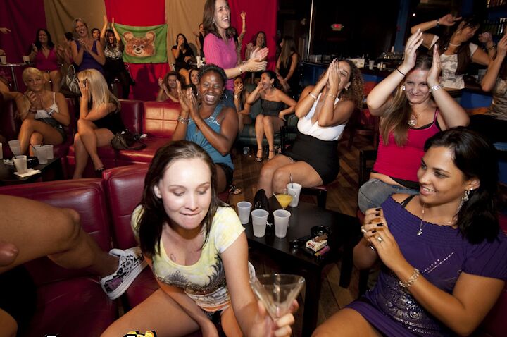 16P Chicas vestidas con jeans sexys aman besar y hacer mamadas en una fiesta