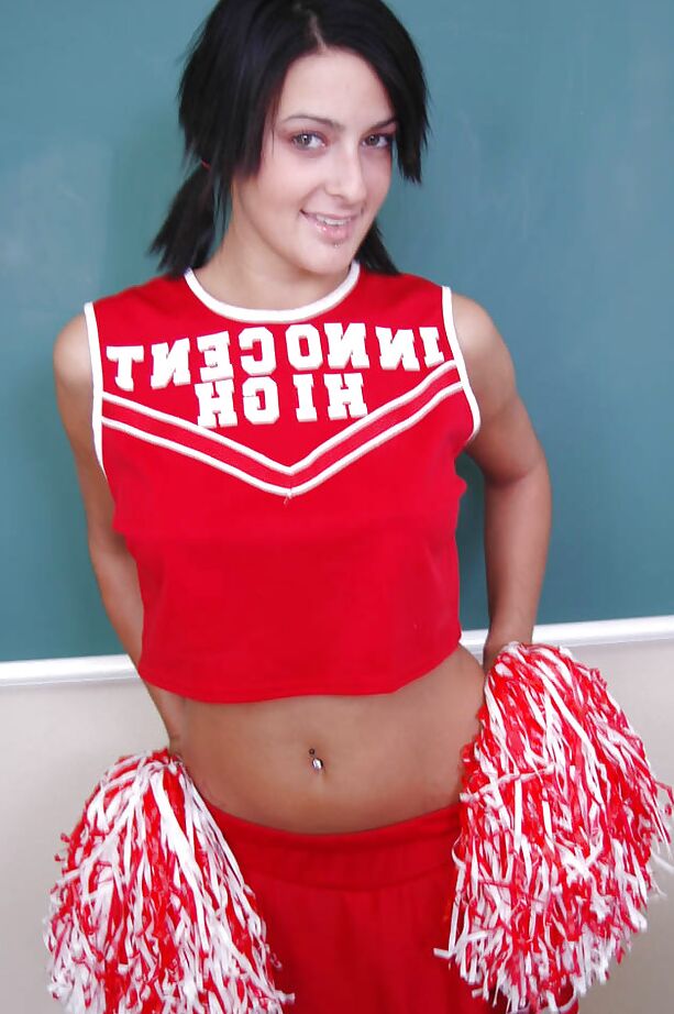16P Morena gata Presley despindo seu uniforme de estudante para nós