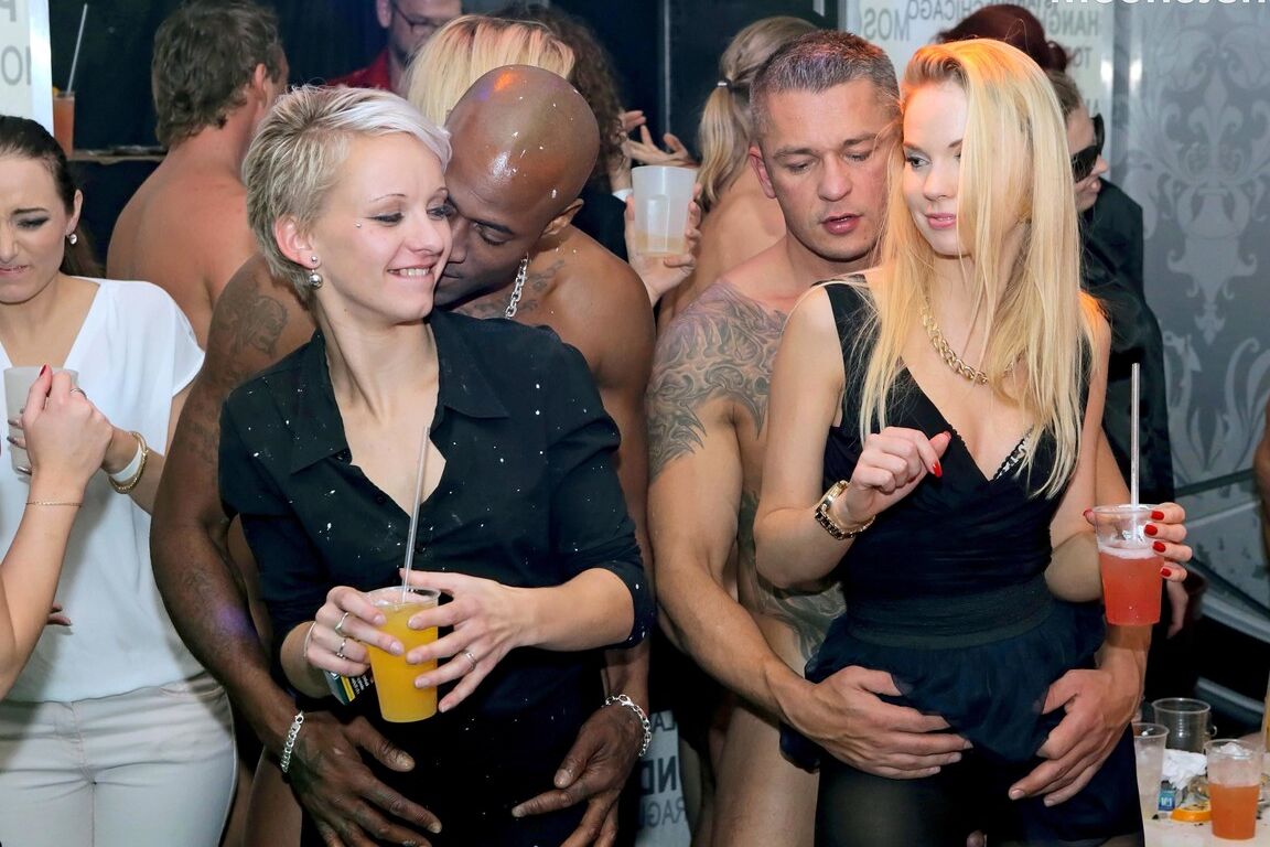 15P Garotas bêbadas chupam pau de stripper masculino e se tornam lésbicas em uma boate