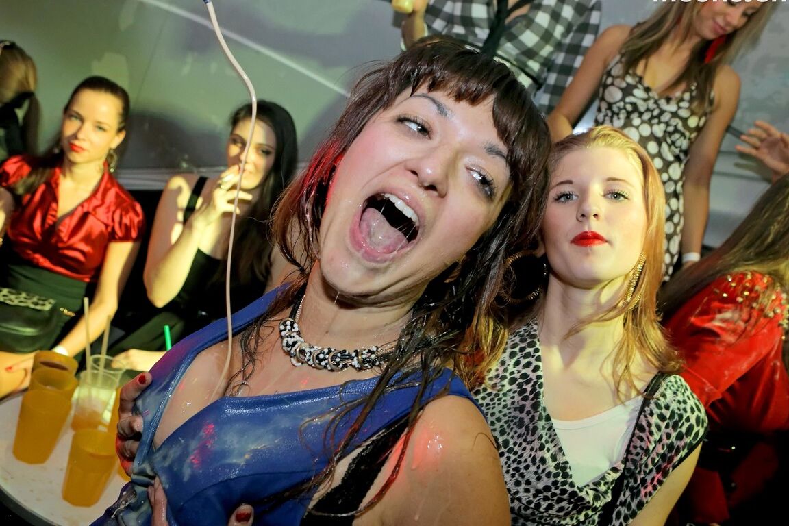 15P Garotas bêbadas chupam pau de stripper masculino e se tornam lésbicas em uma boate