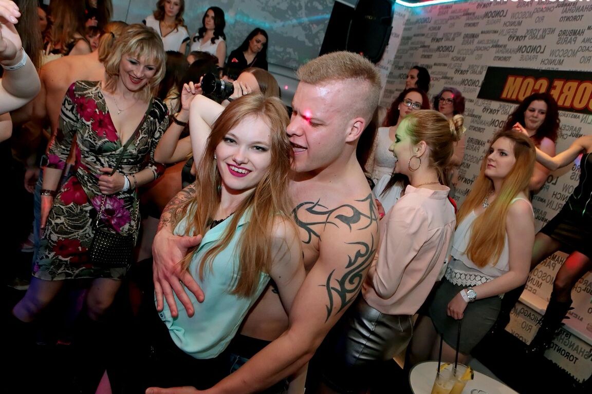 15P Geile, betrunkene Partygirls, die sich in wildem Clubspaß ausziehen, streicheln und blasen