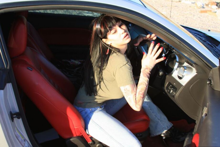 20P La amateur Susy Rocks voltea el pájaro mientras expone sus grandes tetas en un auto