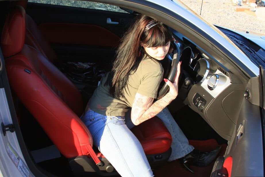 20P La amateur Susy Rocks voltea el pájaro mientras expone sus grandes tetas en un auto