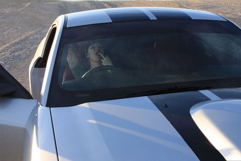 20P La amateur Susy Rocks voltea el pájaro mientras expone sus grandes tetas en un auto