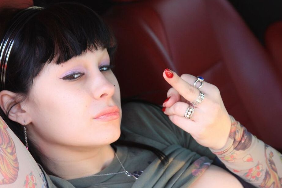 20P La amateur Susy Rocks voltea el pájaro mientras expone sus grandes tetas en un auto