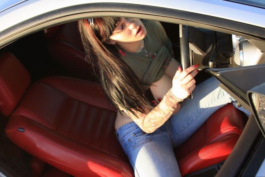 20P La amateur Susy Rocks voltea el pájaro mientras expone sus grandes tetas en un auto