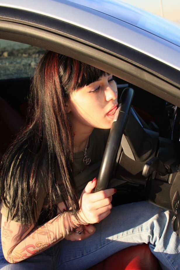 20P La amateur Susy Rocks voltea el pájaro mientras expone sus grandes tetas en un auto