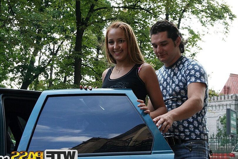 16P Garota ruiva usa esperma nos peitos depois de ser pega na rua para fazer sexo no carro