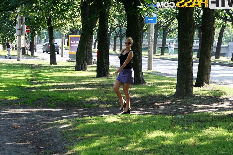 16P La rubia Zoya es recogida en la calle y follada dentro de un auto