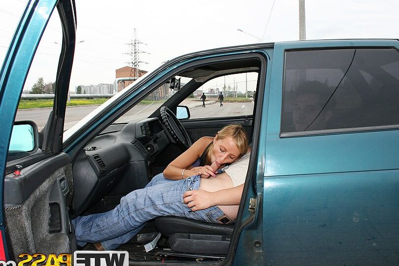 16P La rubia Zoya es recogida en la calle y follada dentro de un auto