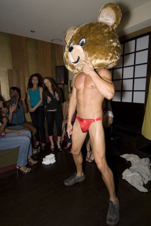 A festa 16P Coed vai à loucura com um urso dançando e garotas sexy fazendo boquetes