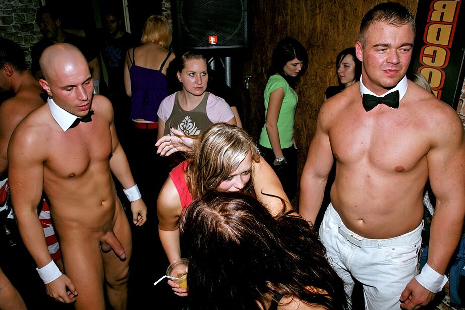 16P Garotas amadoras vigorosas enlouquecendo e se despindo na festa do clube