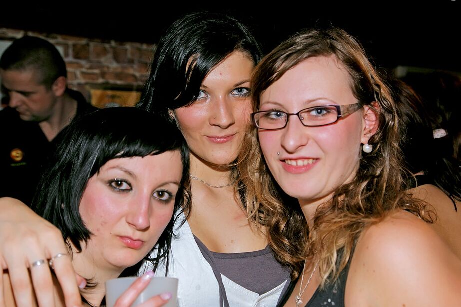16P Garotas amadoras vigorosas enlouquecendo e se despindo na festa do clube