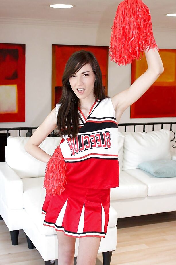 16P A adolescente safada Emily Gray posando sozinha em um uniforme sexy de líder de torcida