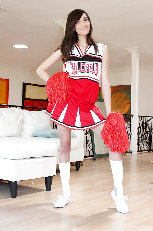16P A adolescente safada Emily Gray posando sozinha em um uniforme sexy de líder de torcida