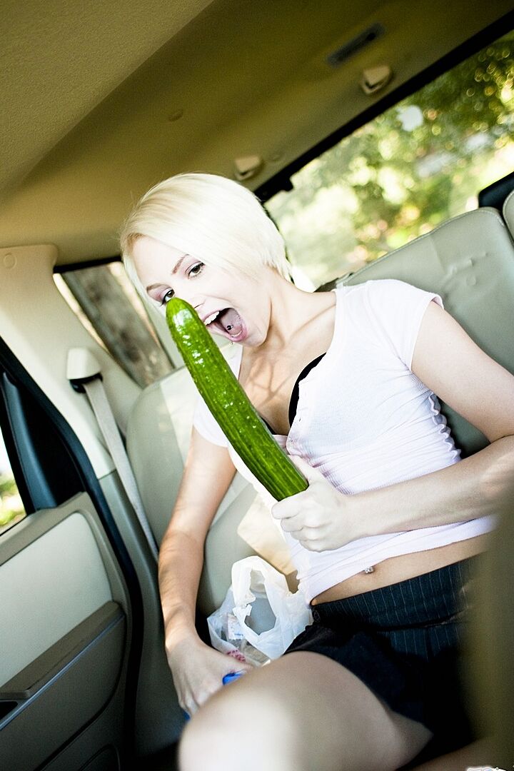 Die 16P blonde Amateurin Miley Mason schiebt sich in einem Auto eine Gurke in ihre enge Muschi