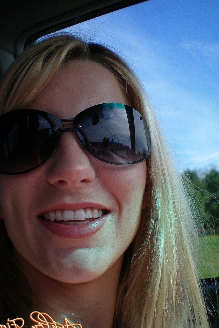 17P La salope blonde coquine Ashley Fires suce dans la voiture