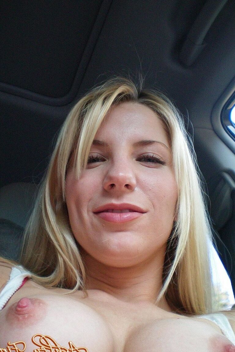 17P La salope blonde coquine Ashley Fires suce dans la voiture