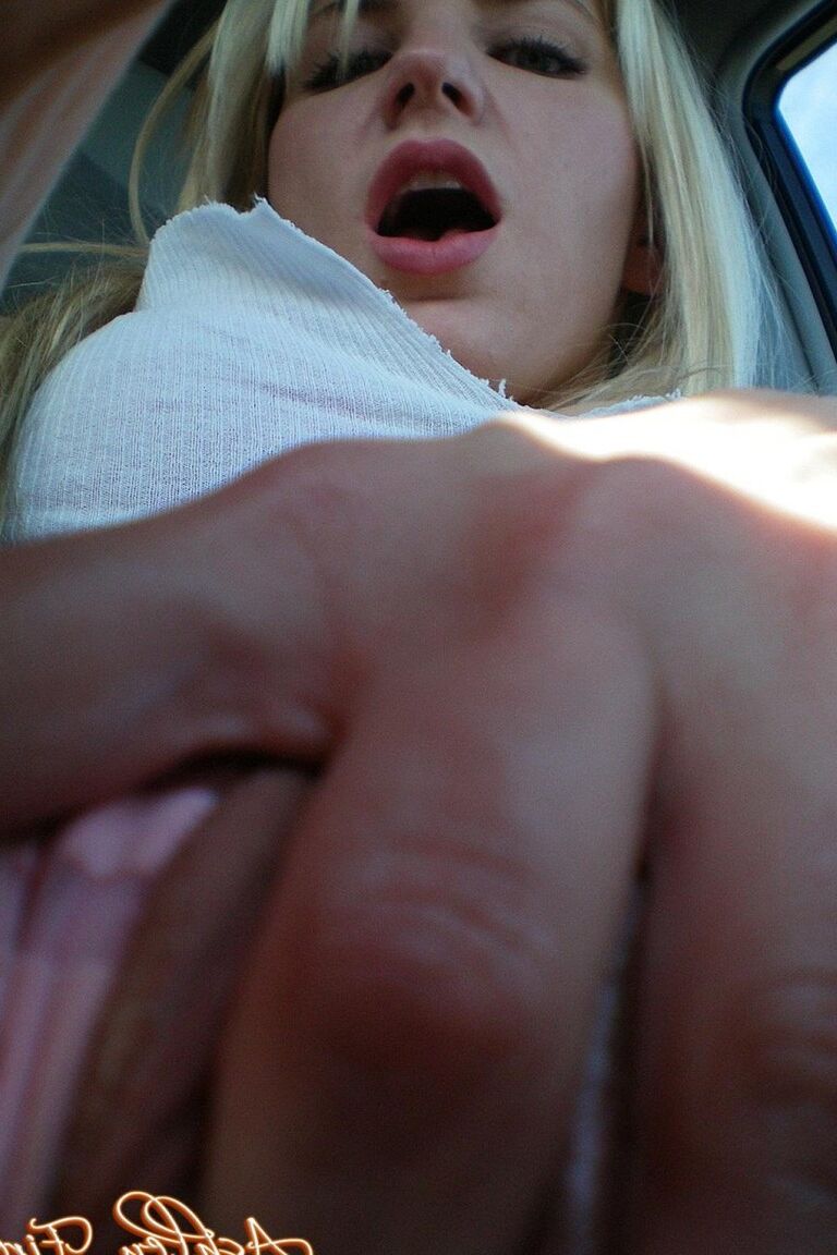 17P La salope blonde coquine Ashley Fires suce dans la voiture