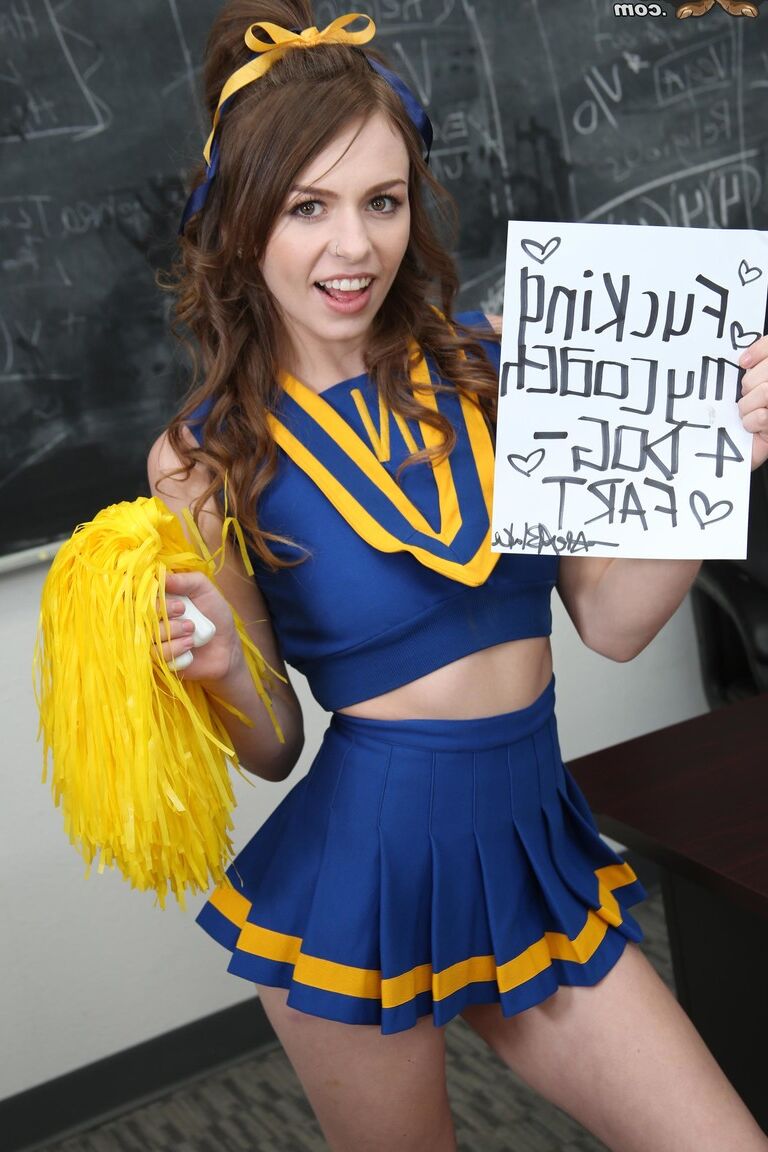 15P White cheerleader goes pussy to mouth with a black man in classroom