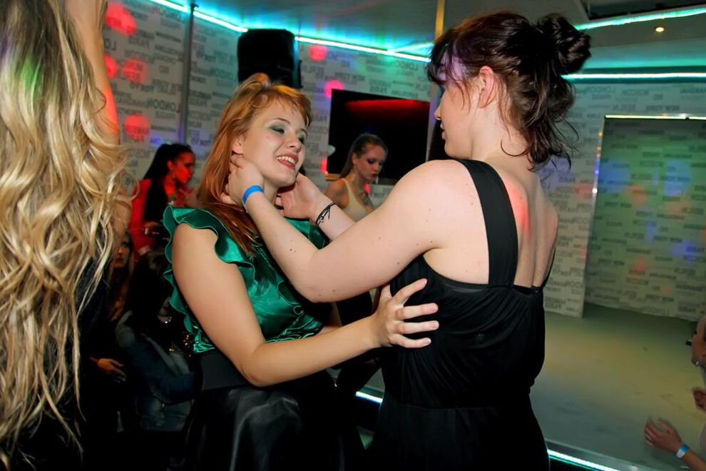 15P Drunk girls suck on the dicks of male strippers after getting loose