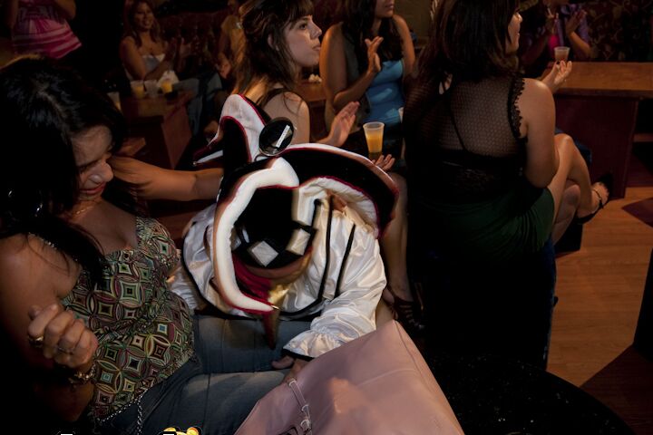 16P Festa vestida com peitões selvagens fazendo boquetes e punhetas