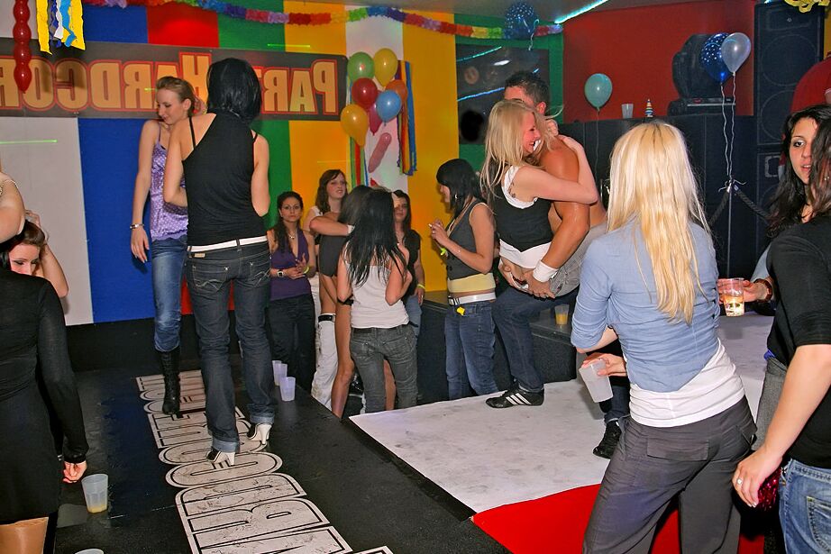 16P Bawdy Girls machen auf der wilden Party rum und ficken mit gut bestückten Kerlen