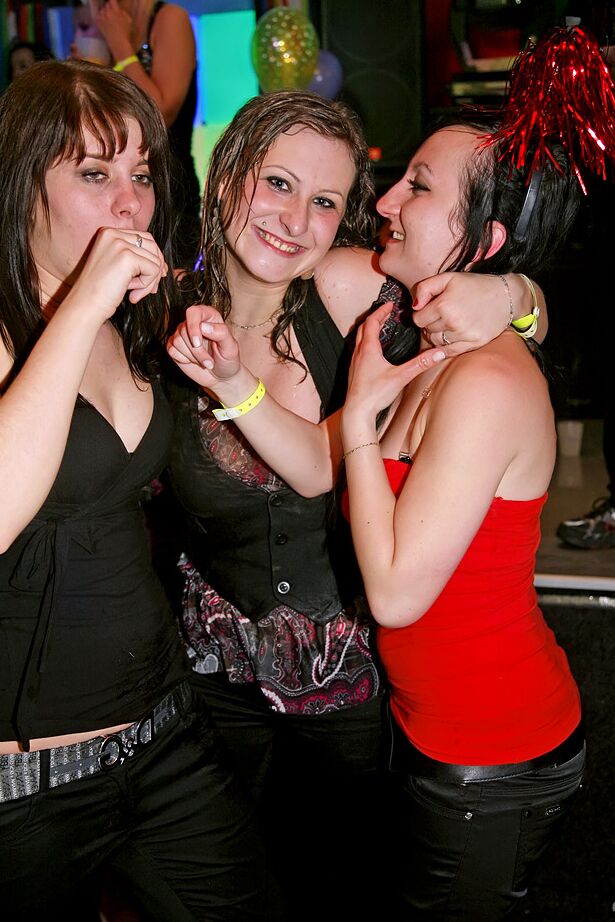 16P Bawdy Girls machen auf der wilden Party rum und ficken mit gut bestückten Kerlen