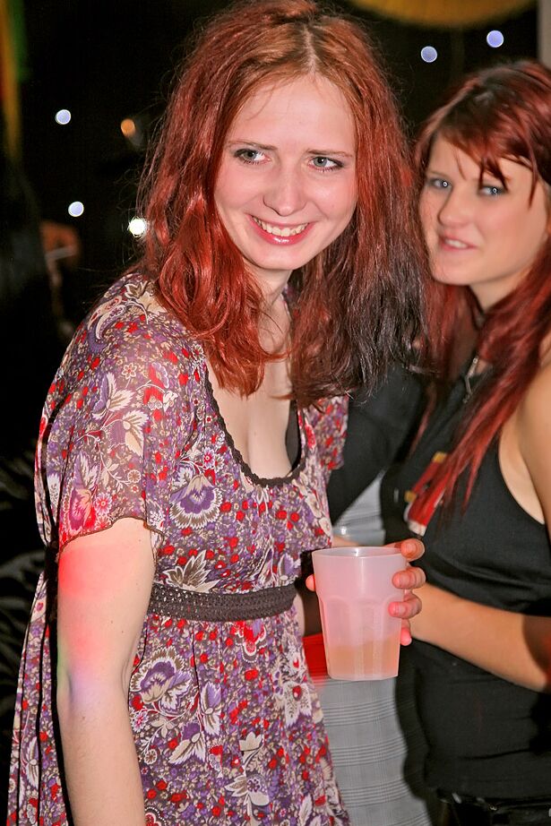 16P Bawdy Girls machen auf der wilden Party rum und ficken mit gut bestückten Kerlen