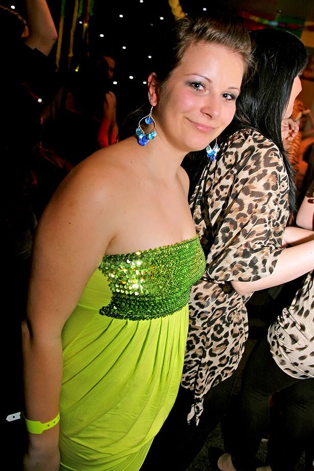 16P Bawdy Girls machen auf der wilden Party rum und ficken mit gut bestückten Kerlen