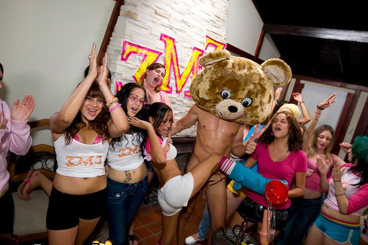 12P Garotas festeiras comem bolo de aniversário depois de chupar o pau de dançarinos